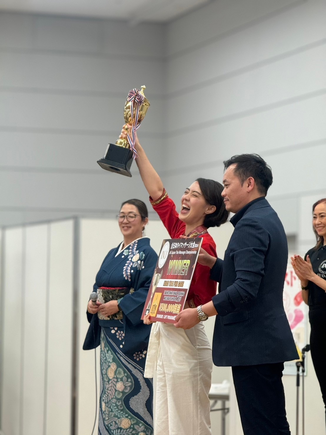 全日本タイマッサージ大会 優勝時の表彰式